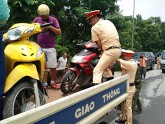 CSGT Thủ đô đưa người dân qua chỗ ngập nguy hiểm