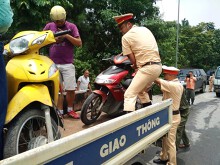 CSGT Thủ đô đưa người dân qua chỗ ngập nguy hiểm