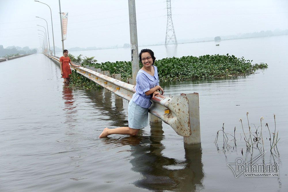 Quý cô Hà thành xúng xính thả dáng giữa rốn ngập Quốc Oai quy co ha thanh xung xinh tha dang giua ron ngap quoc oai