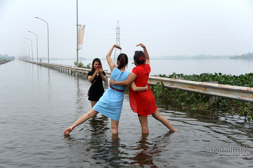 Quý cô Hà thành xúng xính thả dáng giữa rốn ngập Quốc Oai quy co ha thanh xung xinh tha dang giua ron ngap quoc oai