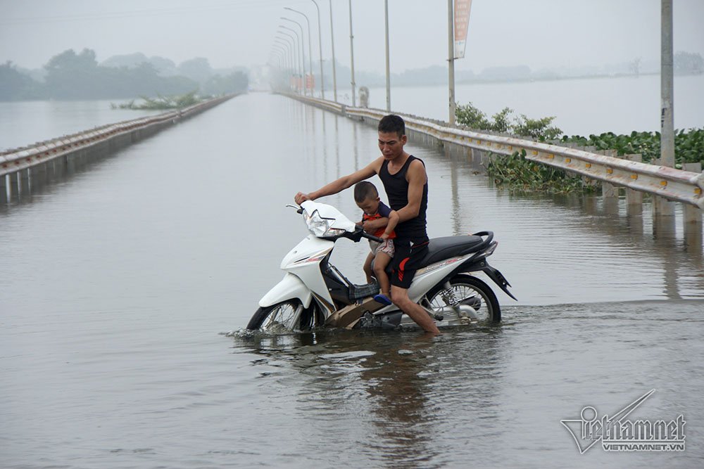 Quý cô Hà thành xúng xính thả dáng giữa rốn ngập Quốc Oai quy co ha thanh xung xinh tha dang giua ron ngap quoc oai