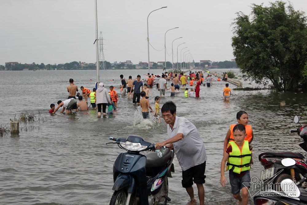Quý cô Hà thành xúng xính thả dáng giữa rốn ngập Quốc Oai quy co ha thanh xung xinh tha dang giua ron ngap quoc oai