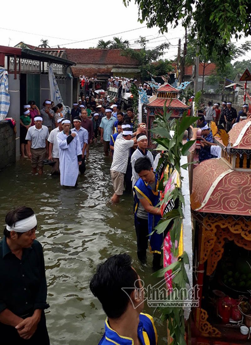 ha noi day xe tang giua menh mang lu dua nguoi than ve coi vinh hang