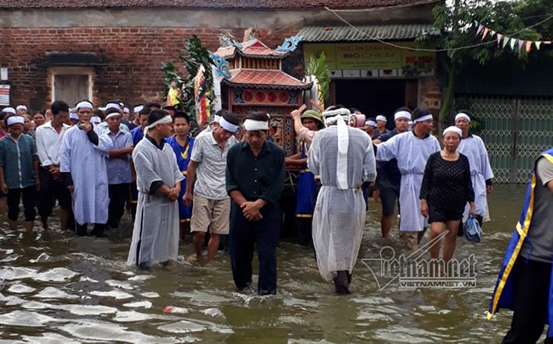 ha noi day xe tang giua menh mang lu dua nguoi than ve coi vinh hang