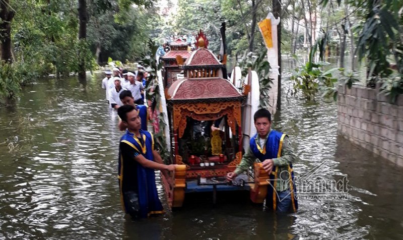ha noi day xe tang giua menh mang lu dua nguoi than ve coi vinh hang