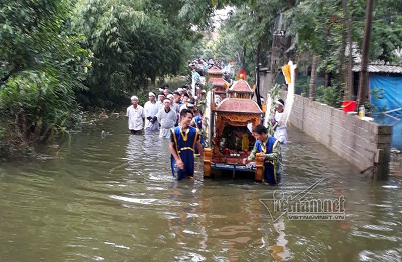 ha noi day xe tang giua menh mang lu dua nguoi than ve coi vinh hang