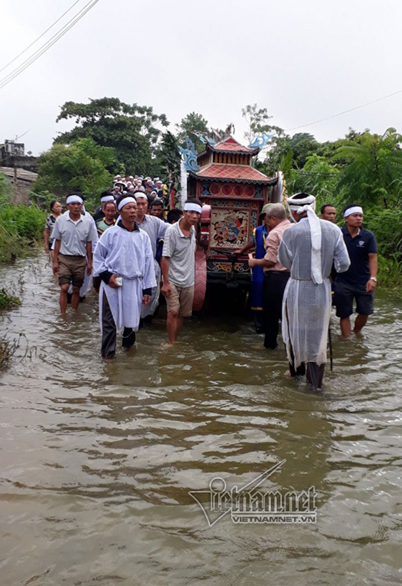 ha noi day xe tang giua menh mang lu dua nguoi than ve coi vinh hang