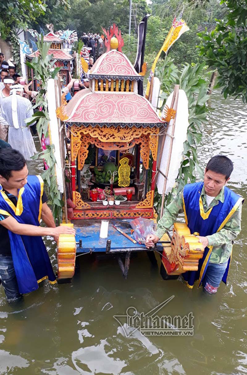 ha noi day xe tang giua menh mang lu dua nguoi than ve coi vinh hang