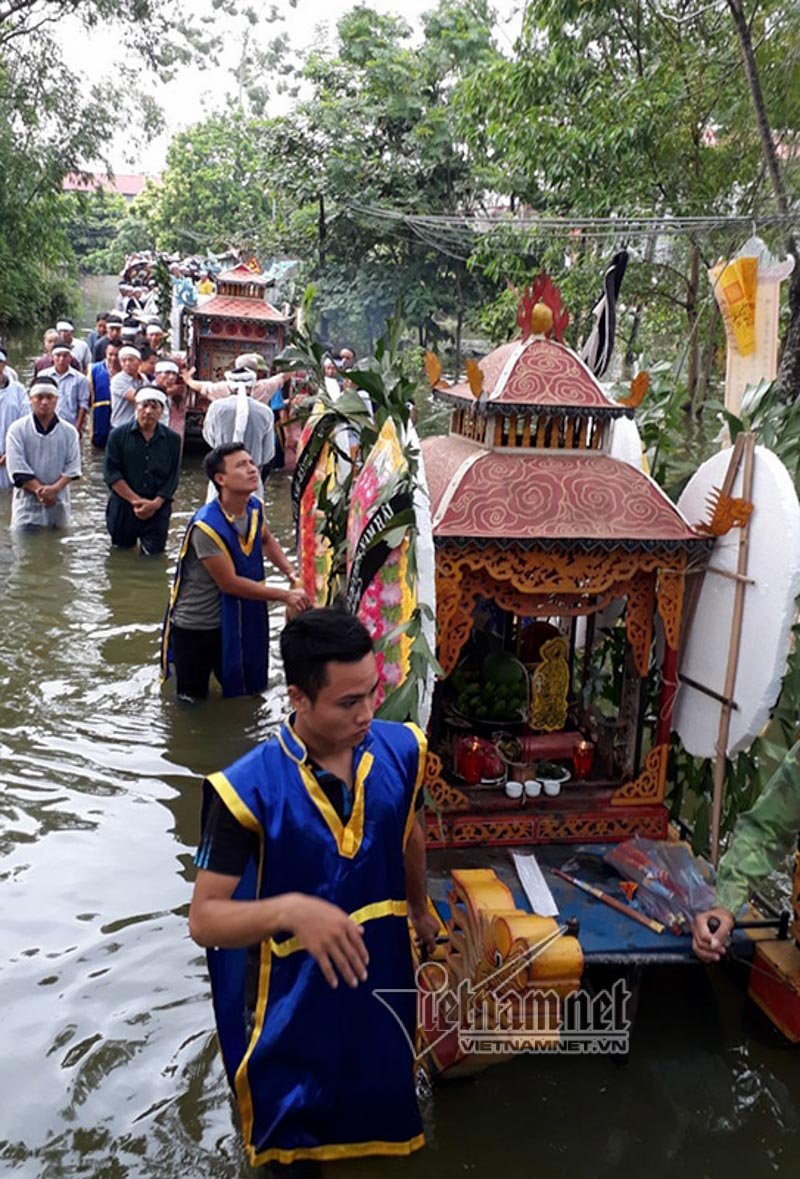 ha noi day xe tang giua menh mang lu dua nguoi than ve coi vinh hang