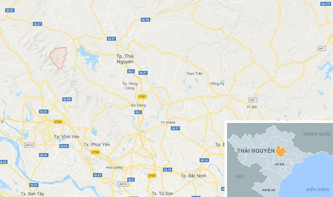 2 phu nu truot chan duoi nuoc khi chup anh ben bo suoi
