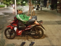 2 thanh nien be bet bun dat guc chet ben xe may