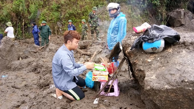 bo doi dam mua dung nha sap tim nguoi mat tich o lai chau