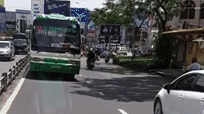 tai xe xe buyt sai gon cam bua doi xu nhau giua duong