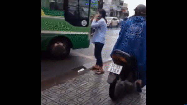 tai xe xe buyt lieu mang nhat ha thanh choi smartphone lao giua pho dong