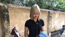 Bị dừng xe, 'hot girl' tóc trắng-vàng tông gãy xương chân cảnh sát