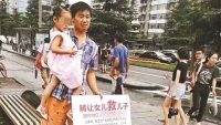 bo mac vay ngan mau hong den truong con trai va cau chuyen xuc dong