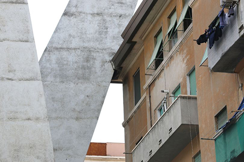 tru cau cao toc bi sap o italy tua vao chung cu cu suot nhieu nam