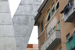 Trụ cầu cao tốc bị sập ở Italy tựa vào chung cư cũ suốt nhiều năm