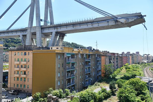 tru cau cao toc bi sap o italy tua vao chung cu cu suot nhieu nam