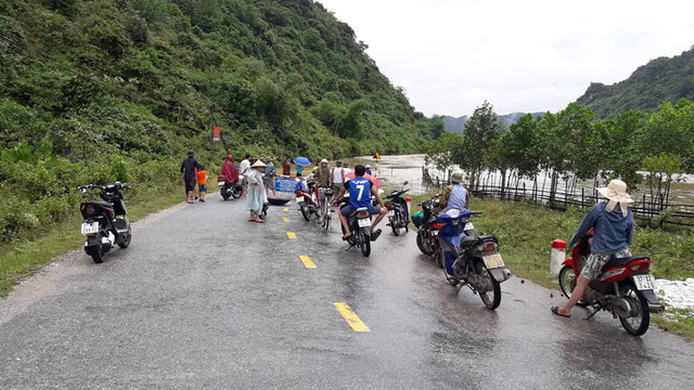 Mưa lớn, quốc lộ 48 ngập lụt nghiêm trọng mua lon quoc lo 48 ngap lut nghiem trong