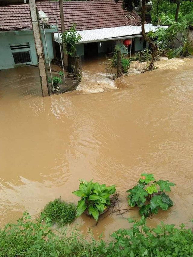 Mưa lớn, quốc lộ 48 ngập lụt nghiêm trọng mua lon quoc lo 48 ngap lut nghiem trong