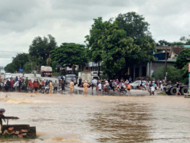Mưa lớn, quốc lộ 48 ngập lụt nghiêm trọng mua lon quoc lo 48 ngap lut nghiem trong