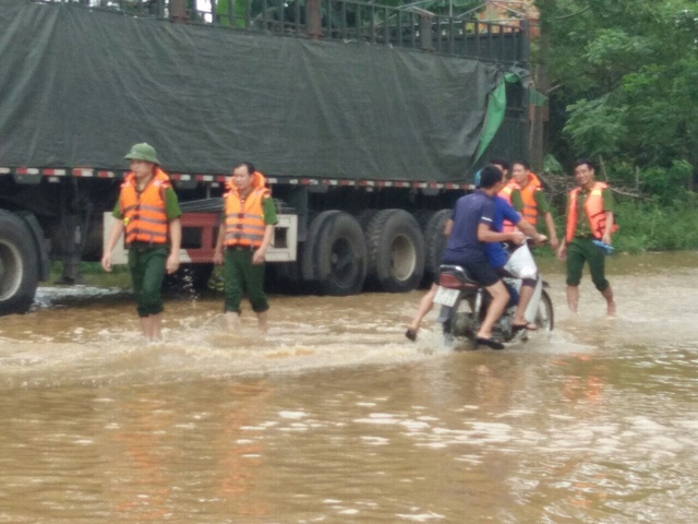 Mưa lớn, quốc lộ 48 ngập lụt nghiêm trọng mua lon quoc lo 48 ngap lut nghiem trong