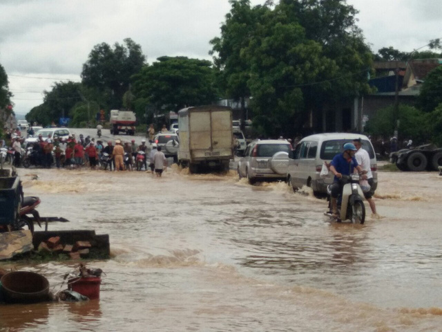 Mưa lớn, quốc lộ 48 ngập lụt nghiêm trọng mua lon quoc lo 48 ngap lut nghiem trong