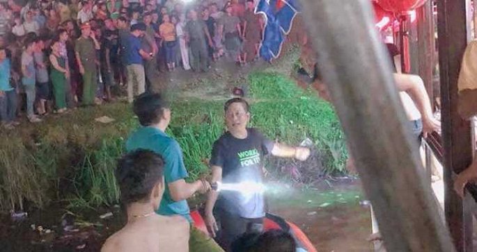 nam thanh nien roi xuong song chet duoi khi xem hau dong o le hoi hon chen