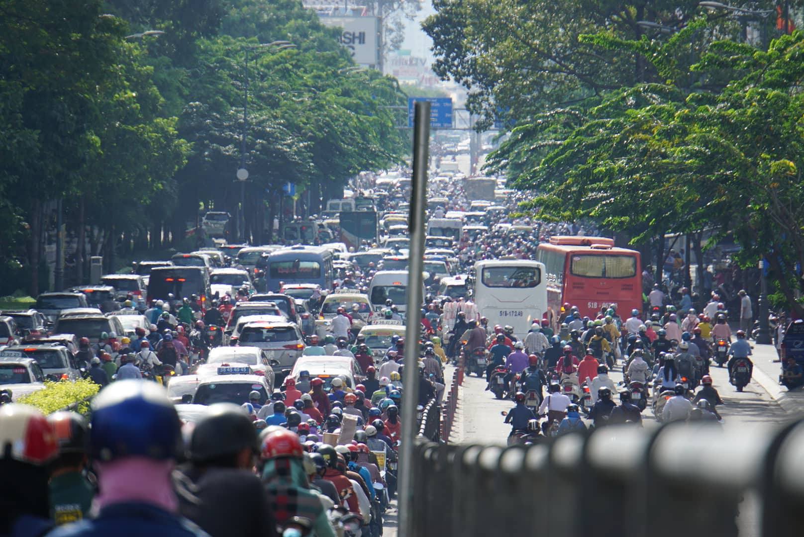 giao thong sai gon nhich tung met ngay dau tuan