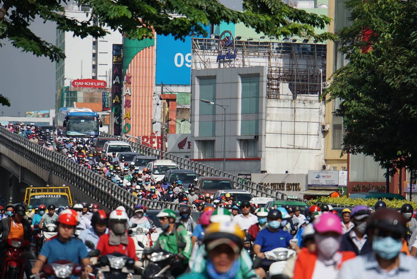 giao thong sai gon nhich tung met ngay dau tuan