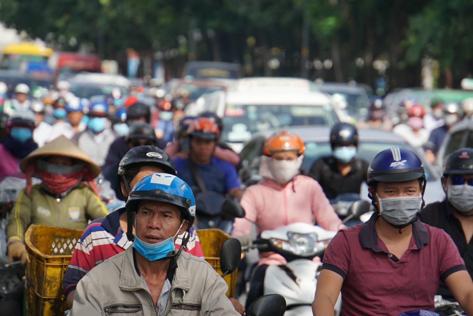 giao thong sai gon nhich tung met ngay dau tuan