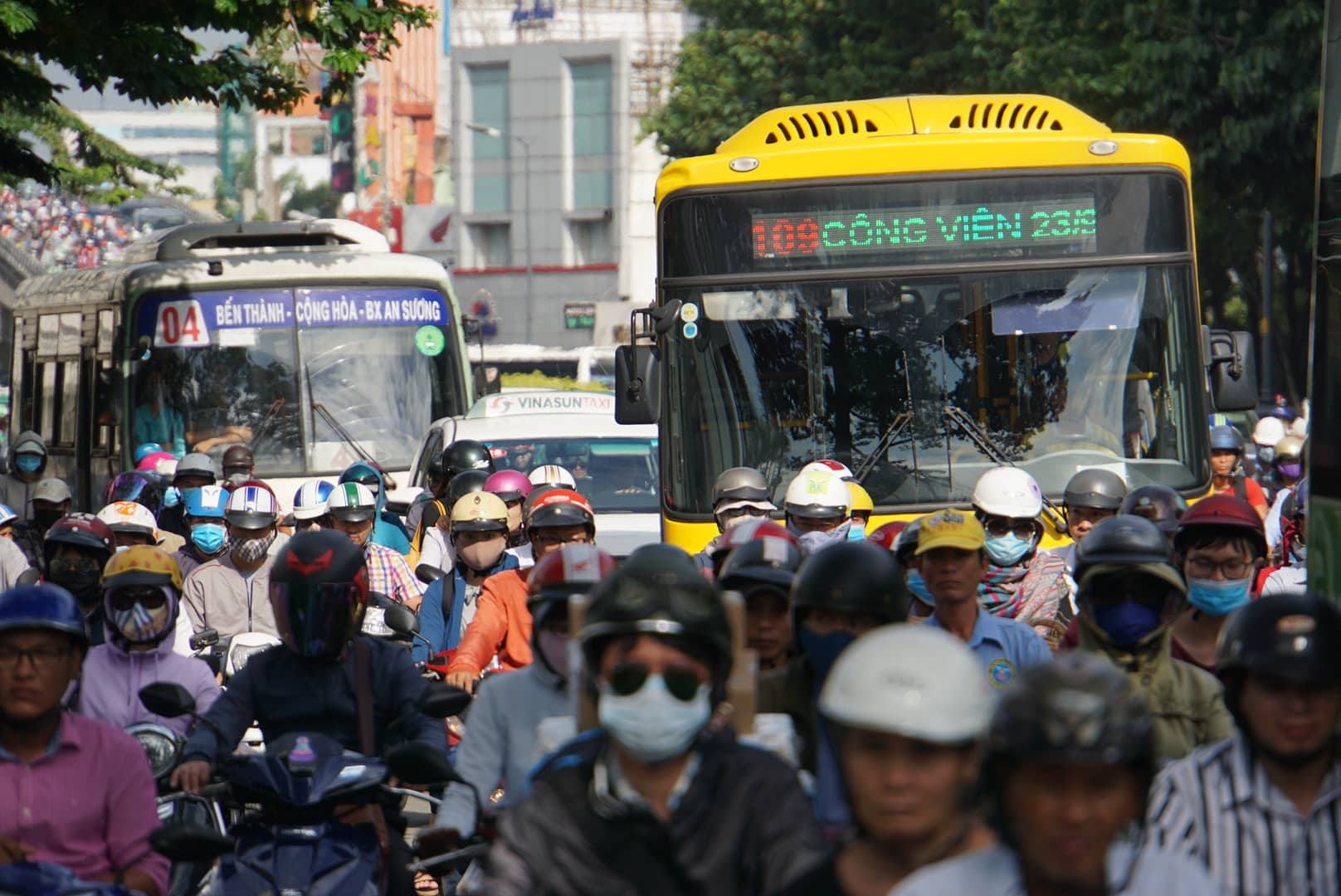 giao thong sai gon nhich tung met ngay dau tuan