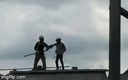 clip hai cong nhan choang nhau nhu phim hanh dong tren noc nha xay do