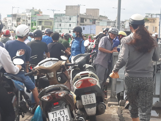 nhay cau tu tu roi ngoi len vay tay keu cuu