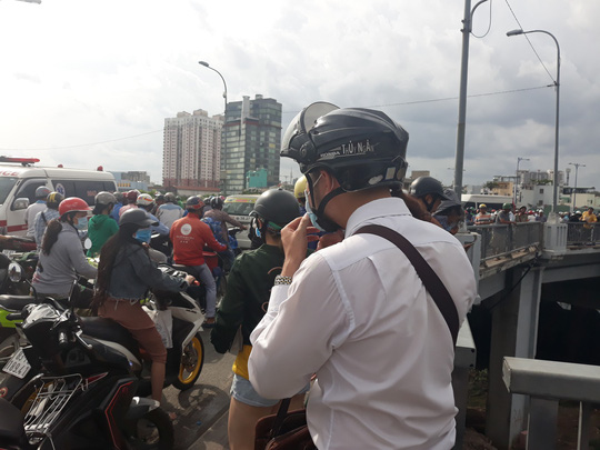 nhay cau tu tu roi ngoi len vay tay keu cuu