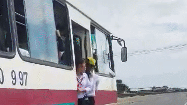 tai xe thanh hoa ke phut be lai lao thang vao gac chan tau
