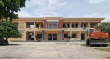 Mẹ và vợ quan xã ùn ùn 'lạc' vào hộ nghèo