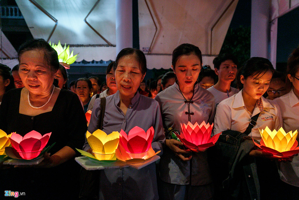 hoa dang ruc sang song sai gon dem ram thang bay