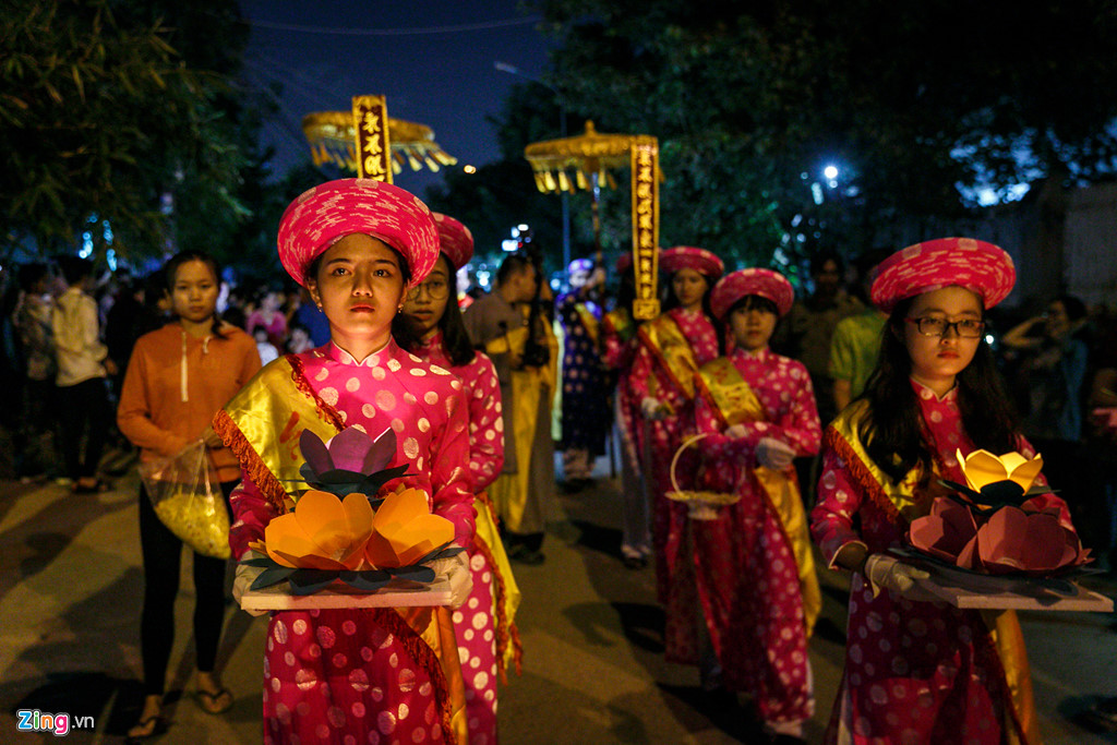 hoa dang ruc sang song sai gon dem ram thang bay