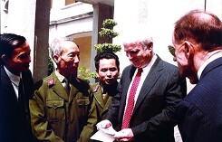 Hành trình 'duyên nợ' của ông John McCain với Việt Nam qua ảnh