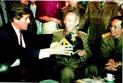 Chiếc mũ phi công lưu lạc 1/4 thế kỷ tại Việt Nam của Thượng nghị sỹ John McCain