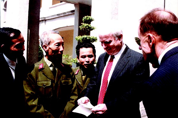 chiec mu phi cong luu lac 14 the ky tai viet nam cua thuong nghi sy john mccain