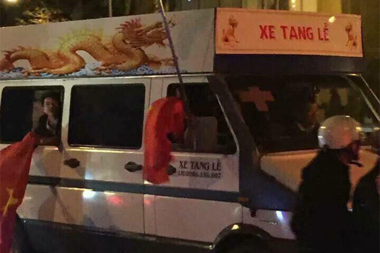 dan xe hang doc trang dem co vu viet nam vo dich