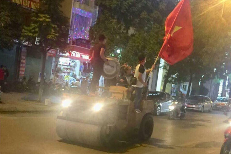 dan xe hang doc trang dem co vu viet nam vo dich