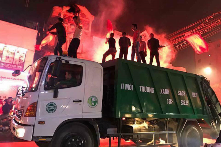 dan xe hang doc trang dem co vu viet nam vo dich