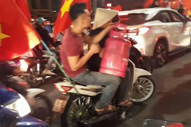 dan xe hang doc trang dem co vu viet nam vo dich