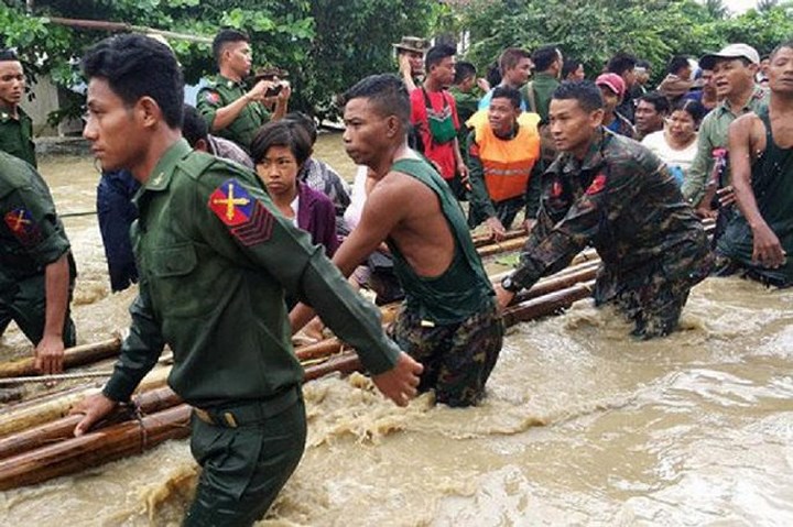 video anh vo dap o myanmar hon 100 ngoi lang chim trong bien nuoc