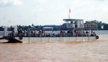Diễn biến mới vụ bé gái 'lọt' phà, rơi xuống sông Hậu tử vong