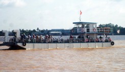 Diễn biến mới vụ bé gái 'lọt' phà, rơi xuống sông Hậu tử vong
